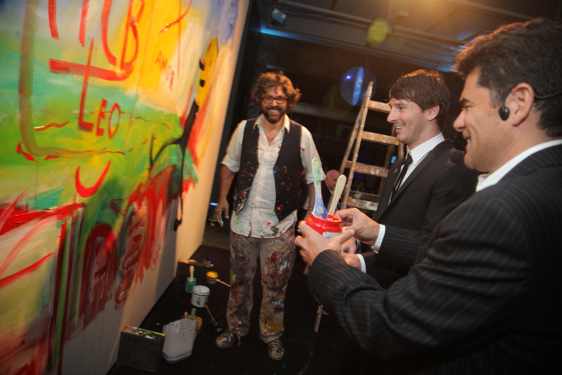 Liniers and Leo Messi standing beside the canvas at the gala event.